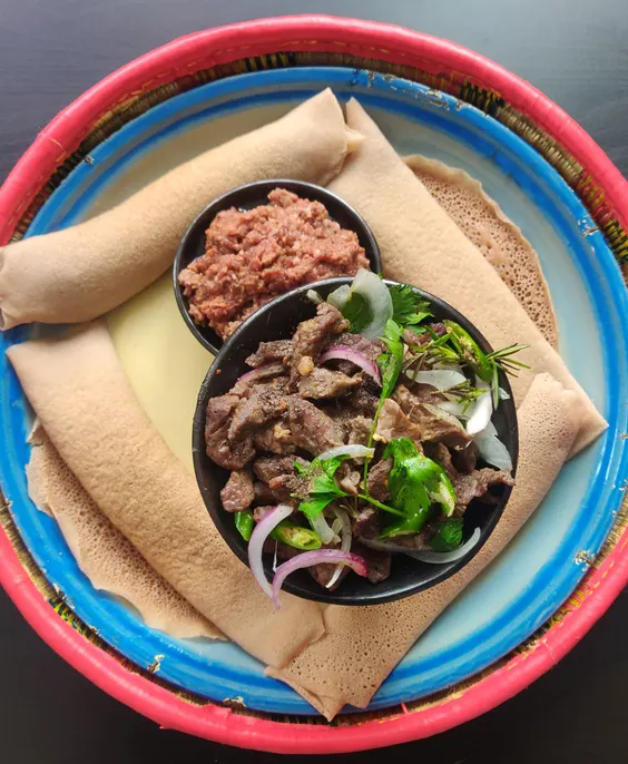 Kitfo, fein gehacktes Rindfleisch
